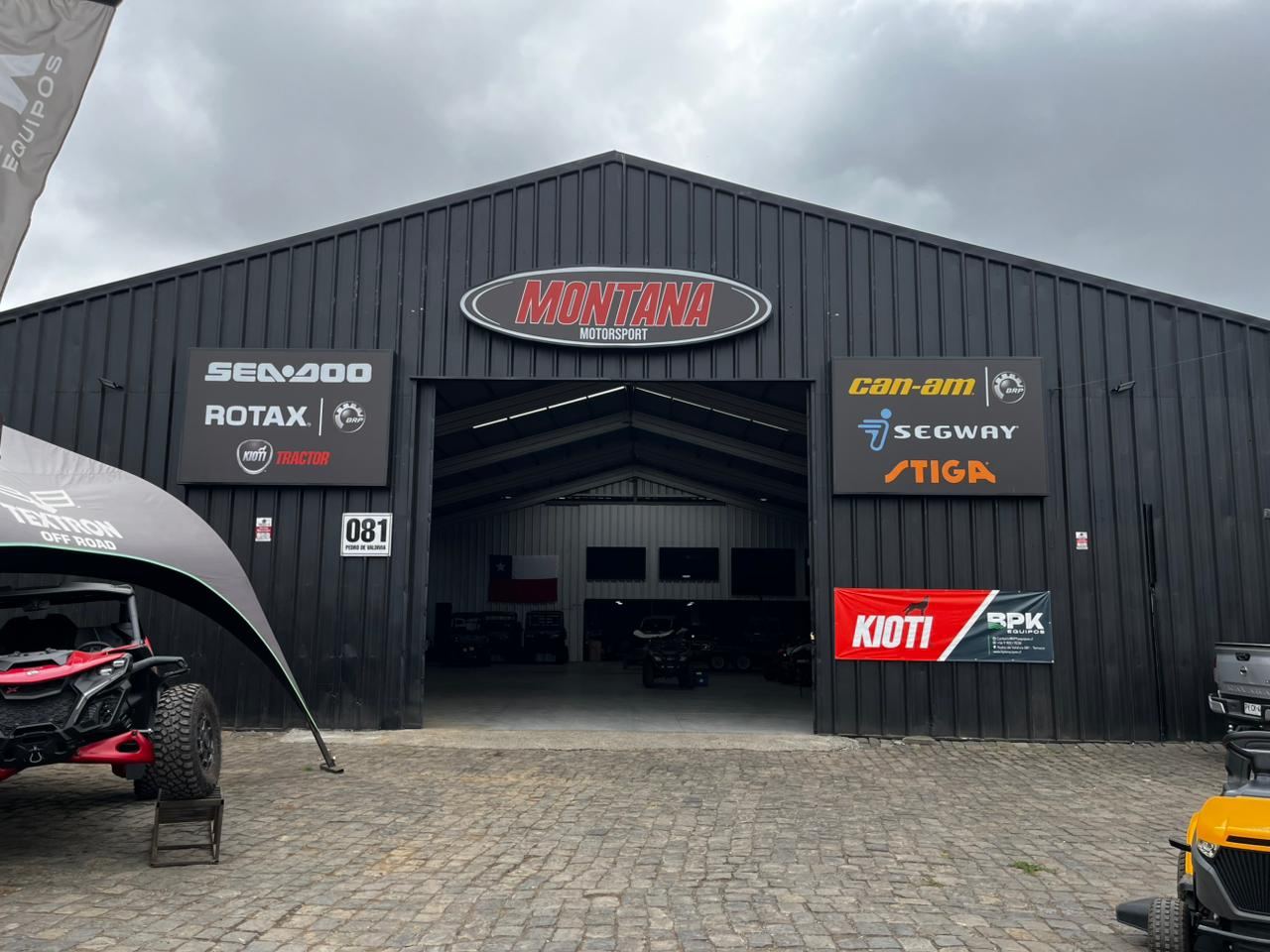 Letreros de marcas Sea-Doo, Rotax, Kioti Tractor, Can-Am, Segway y Stiga en la fachada de Montaña Motorsport